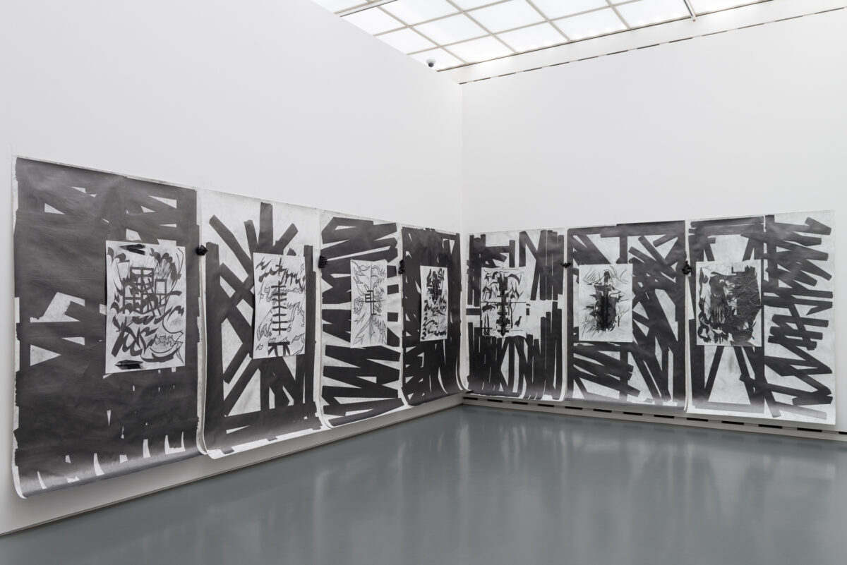 Ausstellungsansicht mit verschiedenen Kunstwerken im Aargauer Kunsthaus