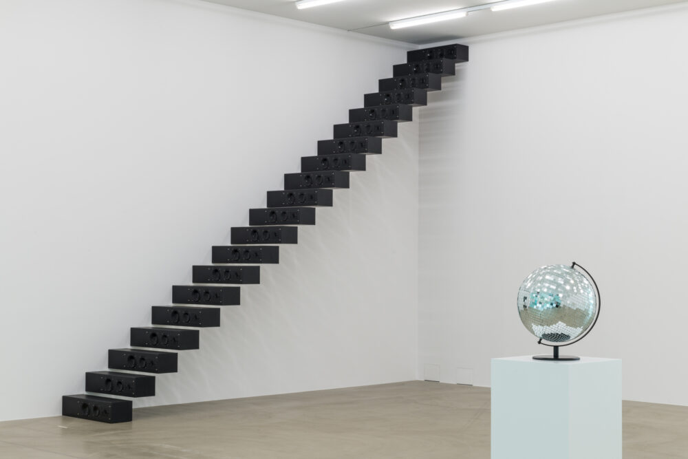 Ausstellungsansicht mit verschiedenen Kunstwerken im Aargauer Kunsthaus