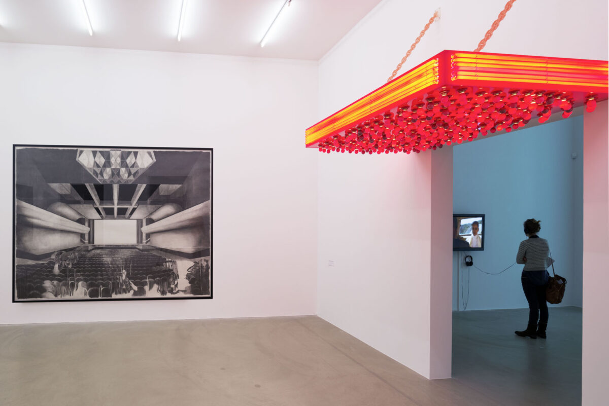 Ausstellungsansicht mit verschiedenen Kunstwerken im Aargauer Kunsthaus