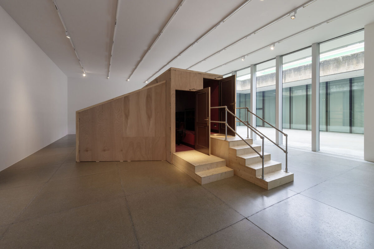 Ausstellungsansicht mit verschiedenen Kunstwerken im Aargauer Kunsthaus