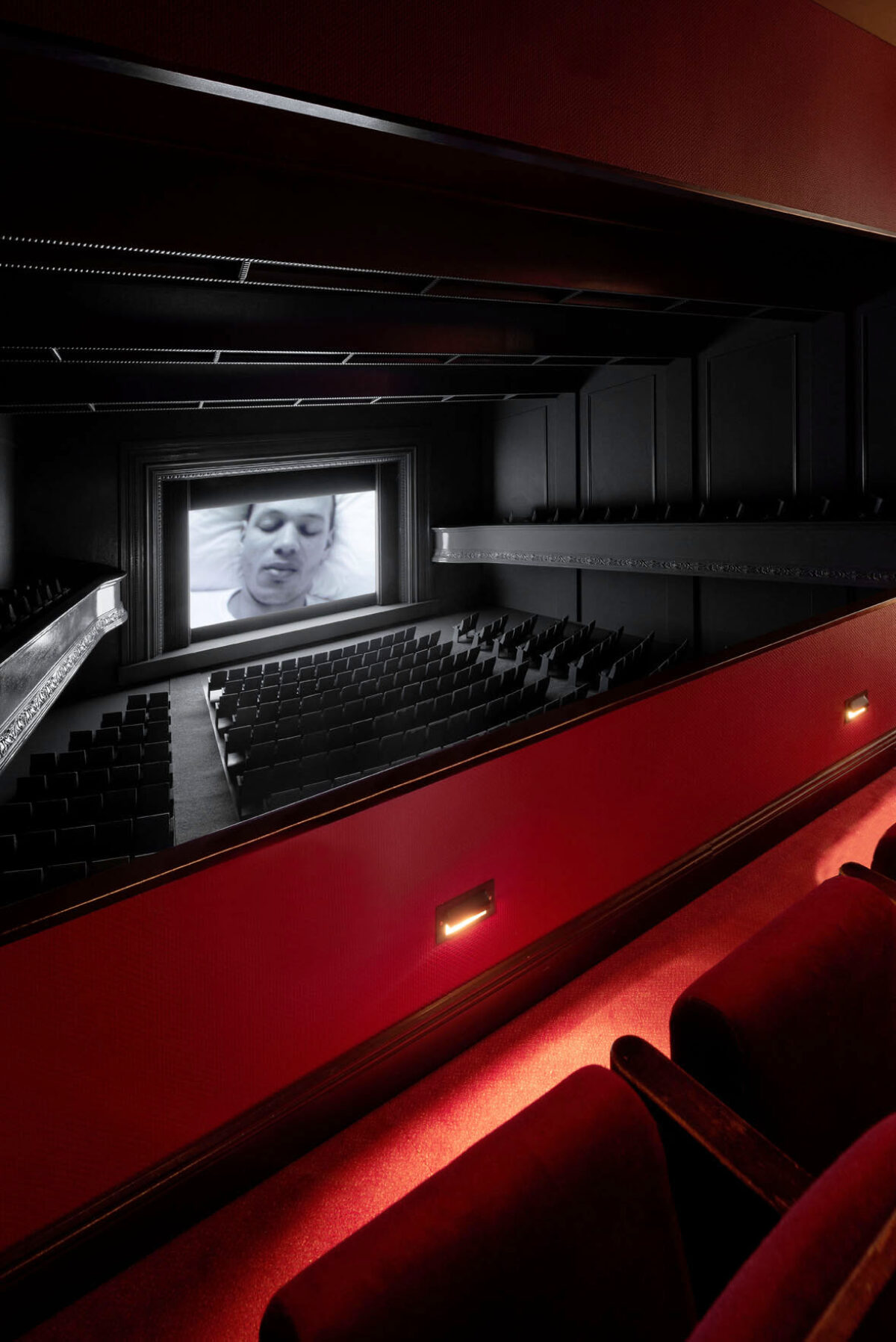 Ausstellungsansicht mit verschiedenen Kunstwerken im Aargauer Kunsthaus