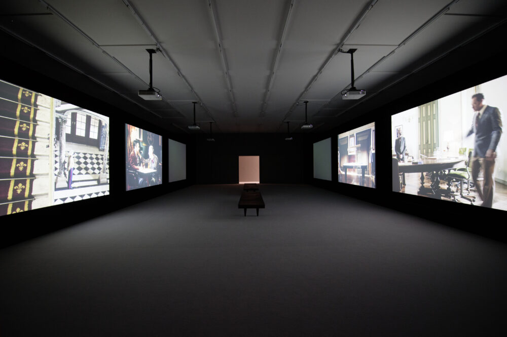 Ausstellungsansicht mit verschiedenen Kunstwerken im Aargauer Kunsthaus