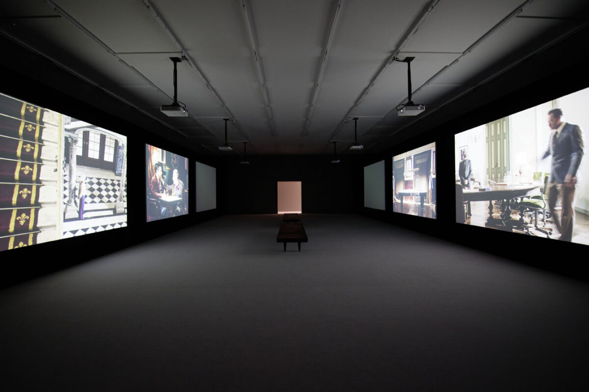 Ausstellungsansicht mit verschiedenen Kunstwerken im Aargauer Kunsthaus