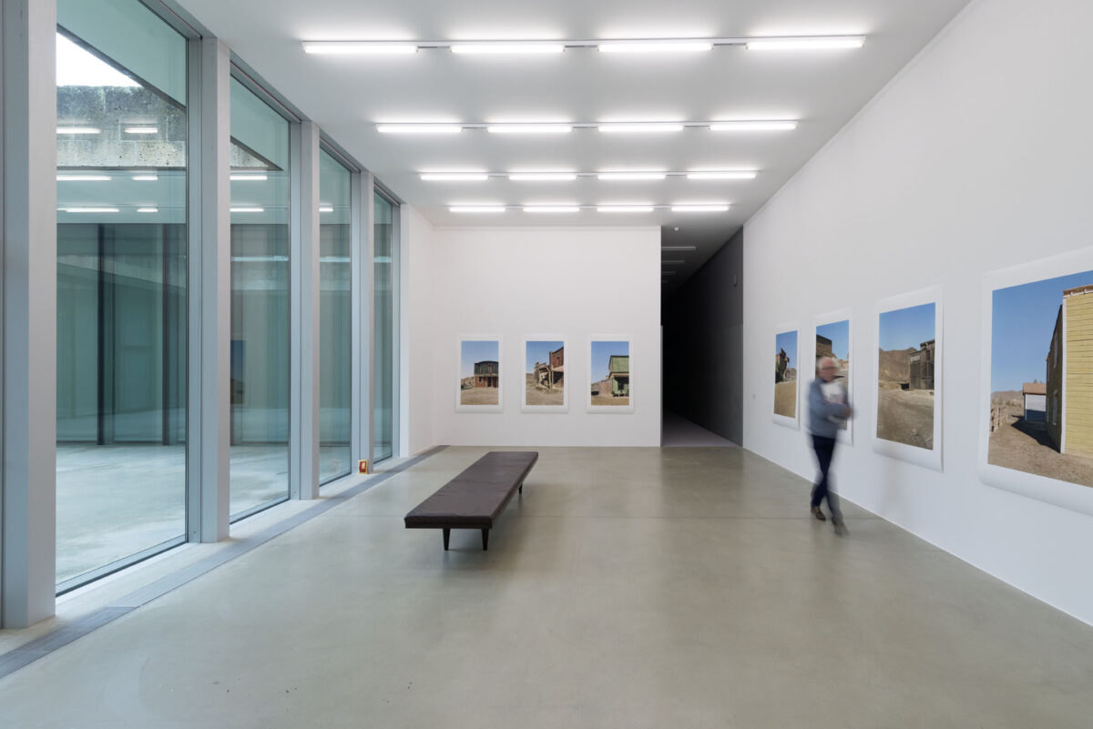 Ausstellungsansicht mit verschiedenen Kunstwerken im Aargauer Kunsthaus