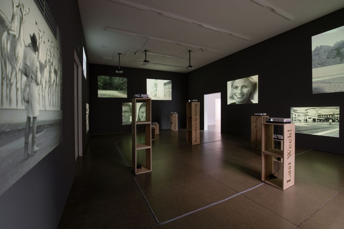 Ausstellungsansicht mit verschiedenen Kunstwerken im Aargauer Kunsthaus