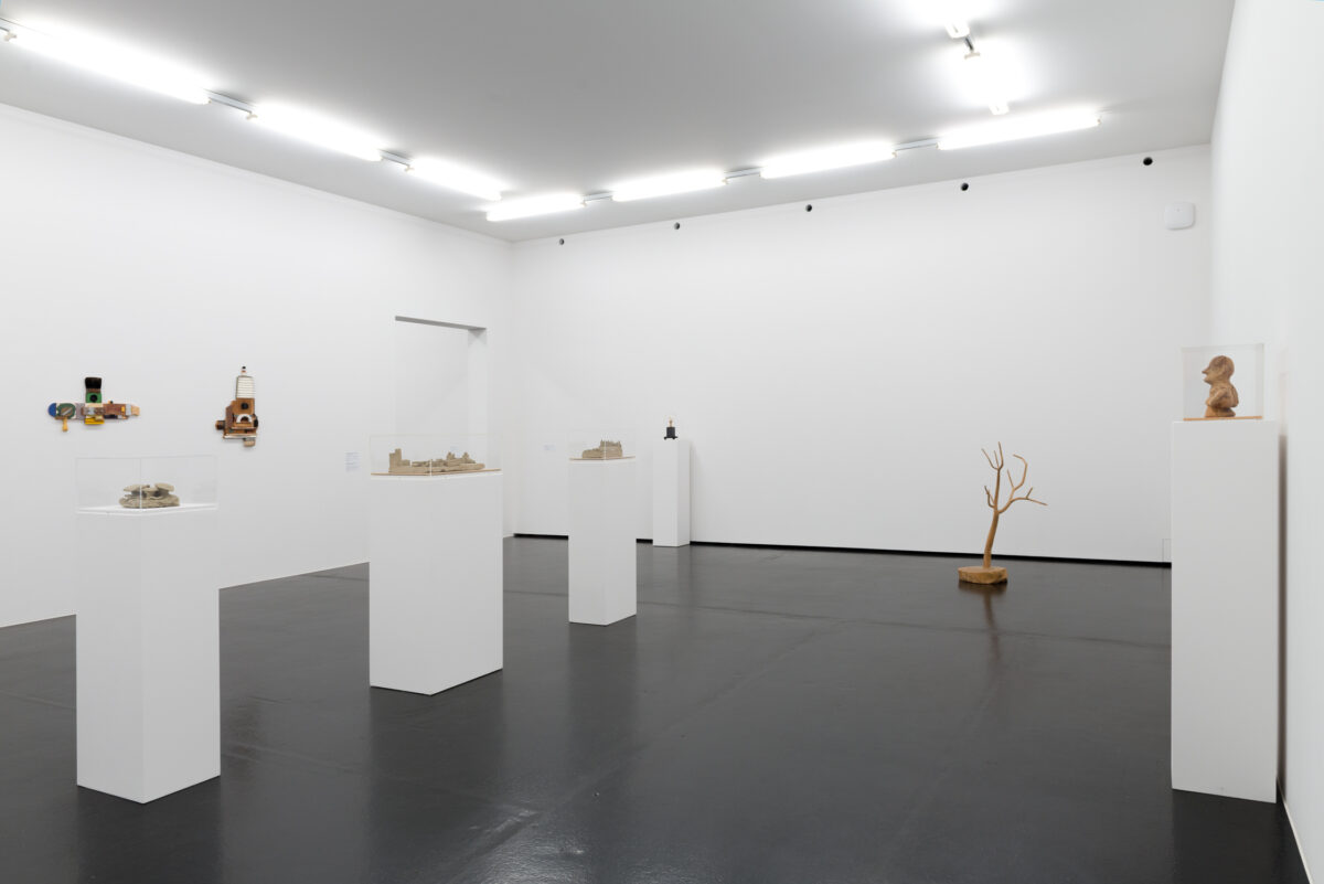 Ausstellungsansicht mit verschiedenen Kunstwerken im Aargauer Kunsthaus