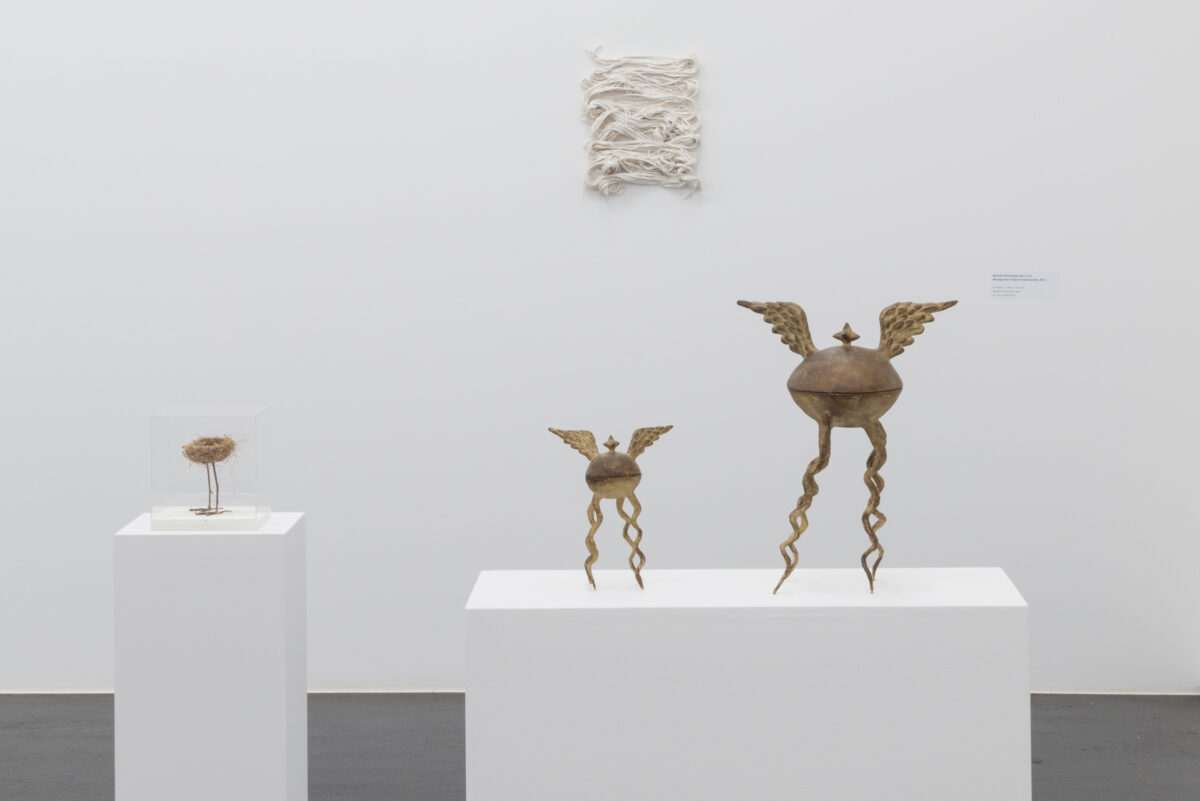 Ausstellungsansicht mit verschiedenen Kunstwerken im Aargauer Kunsthaus