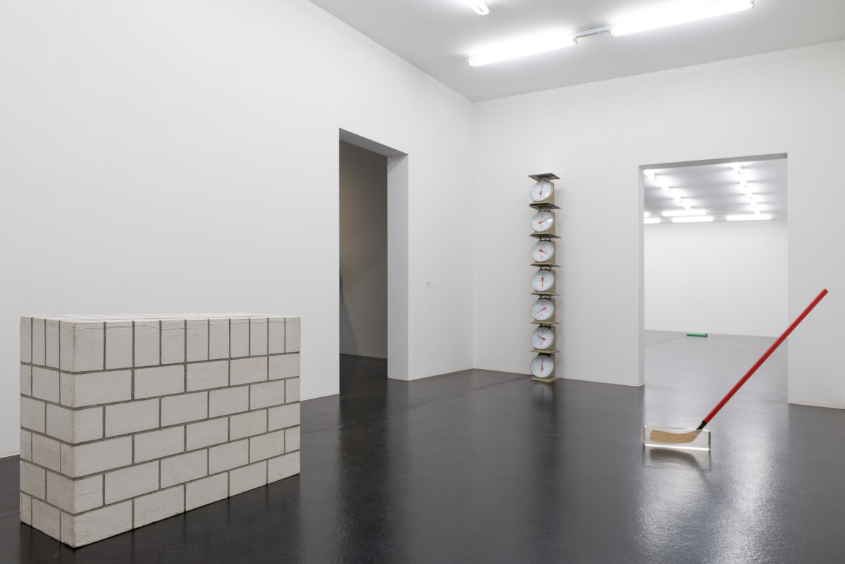 Ausstellungsansicht mit verschiedenen Kunstwerken im Aargauer Kunsthaus