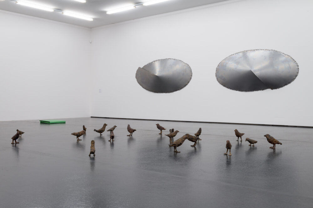 Ausstellungsansicht mit verschiedenen Kunstwerken im Aargauer Kunsthaus