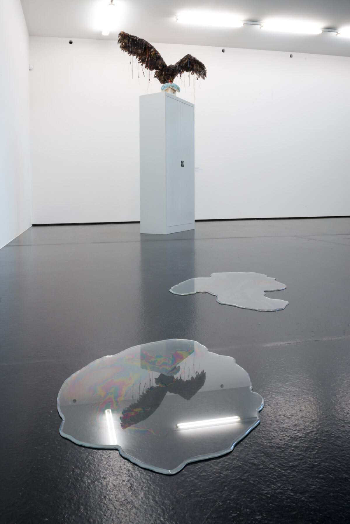 Ausstellungsansicht mit verschiedenen Kunstwerken im Aargauer Kunsthaus