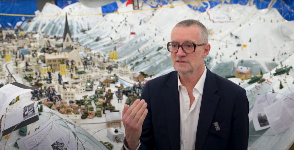 Foto von Thomas Hirschhorn vor seiner Installation