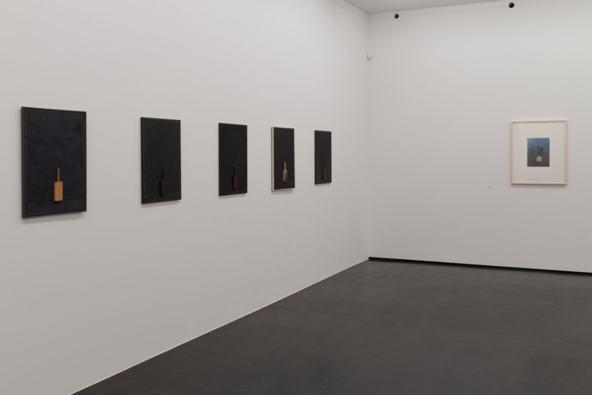 Ausstellungsansicht mit verschiedenen Kunstwerken im Aargauer Kunsthaus