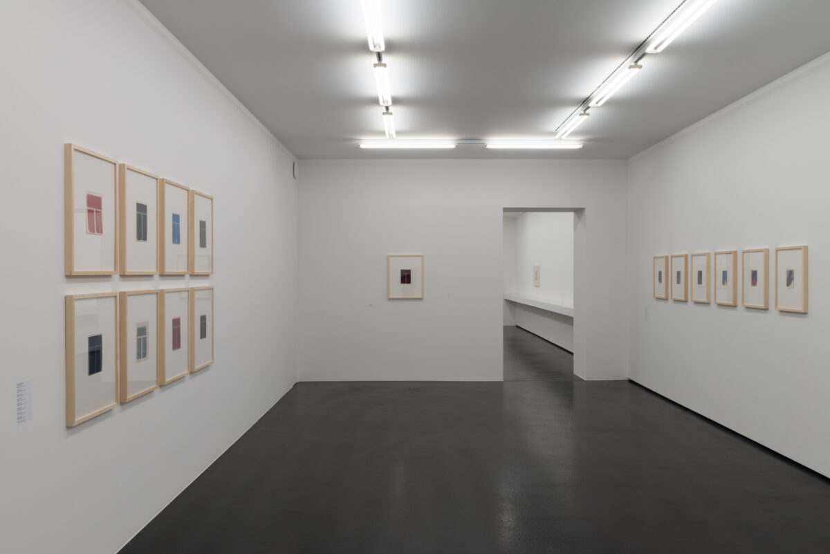 Ausstellungsansicht mit verschiedenen Kunstwerken im Aargauer Kunsthaus