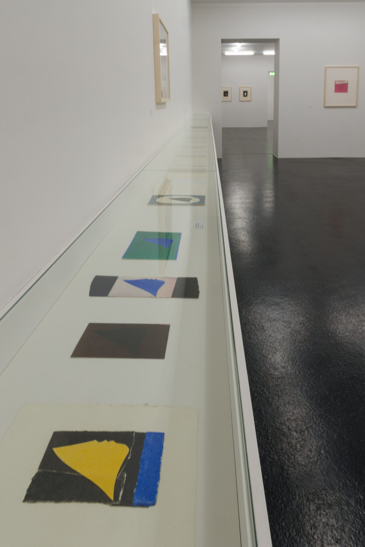 Ausstellungsansicht mit verschiedenen Kunstwerken im Aargauer Kunsthaus