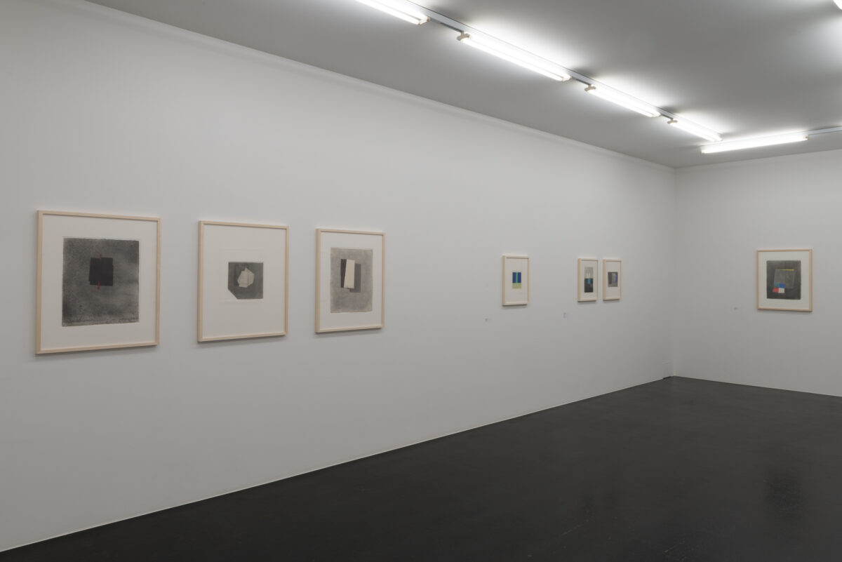 Ausstellungsansicht mit verschiedenen Kunstwerken im Aargauer Kunsthaus