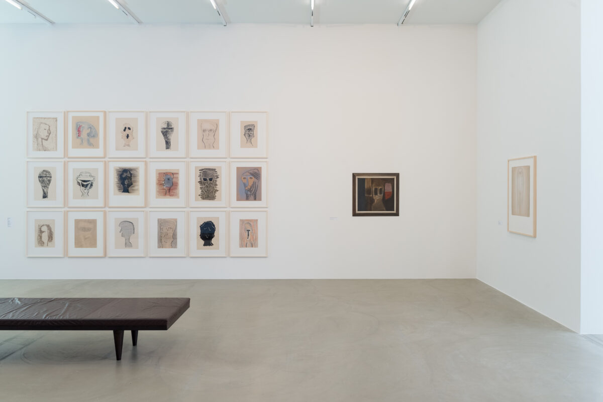 Ausstellungsansicht mit verschiedenen Kunstwerken im Aargauer Kunsthaus