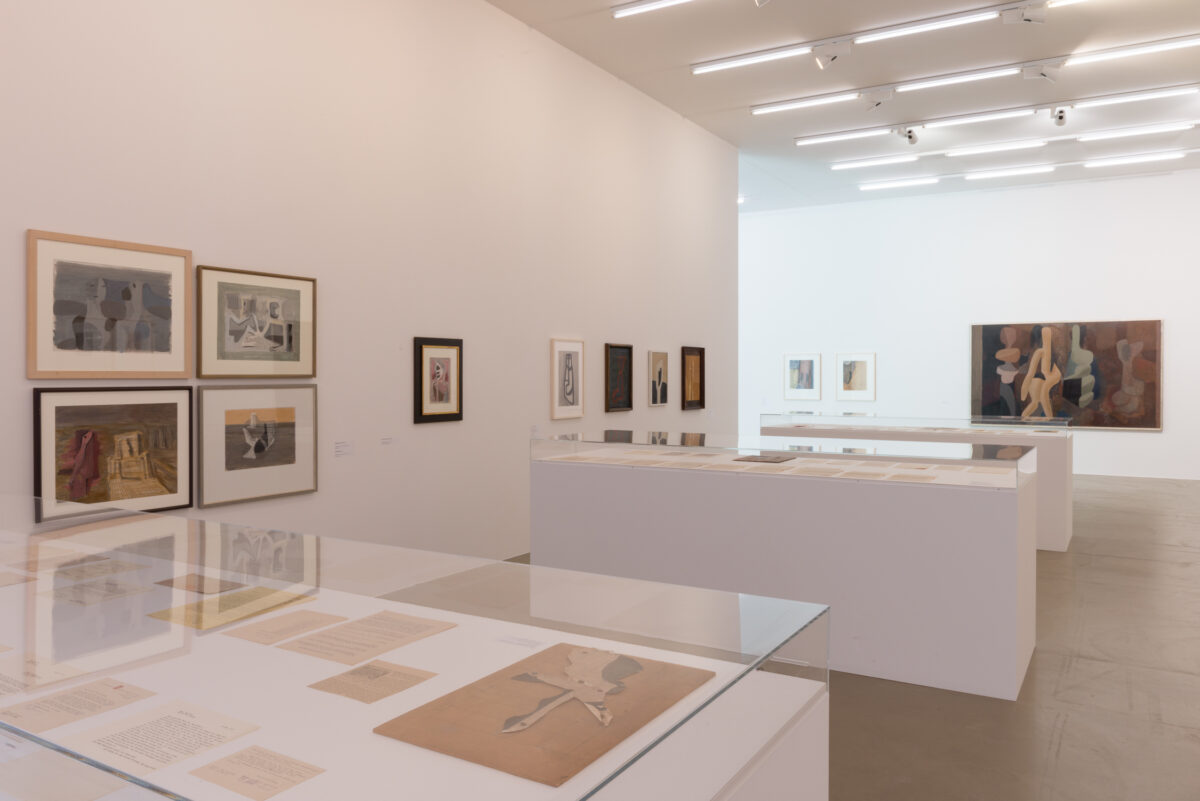 Ausstellungsansicht mit verschiedenen Kunstwerken im Aargauer Kunsthaus