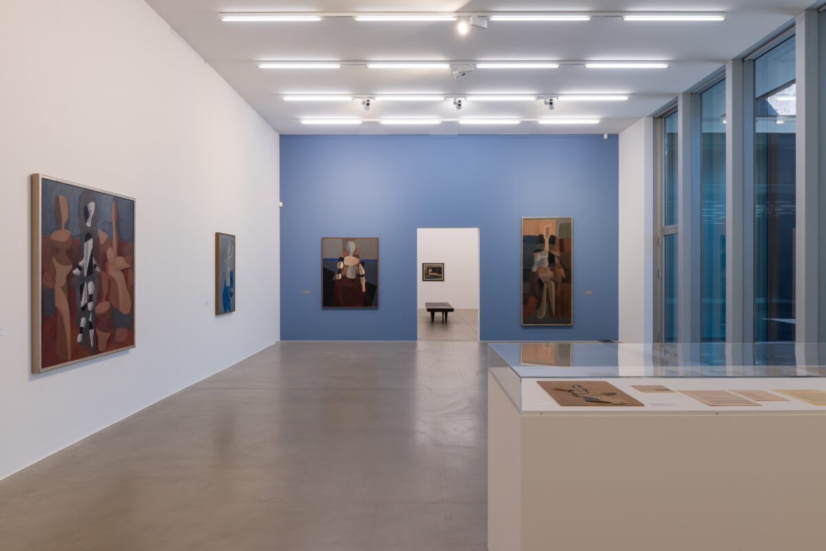 Ausstellungsansicht mit verschiedenen Kunstwerken im Aargauer Kunsthaus