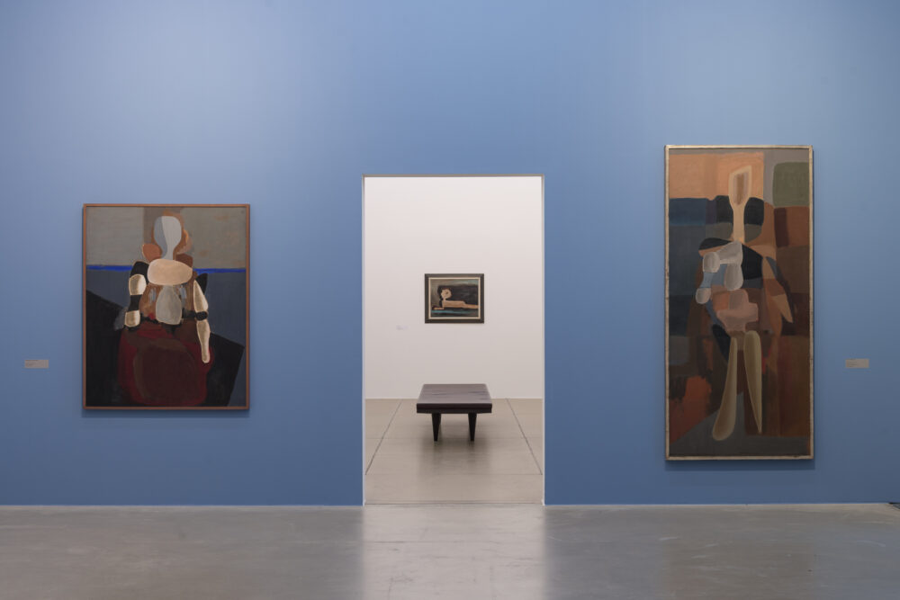 Ausstellungsansicht mit verschiedenen Kunstwerken im Aargauer Kunsthaus