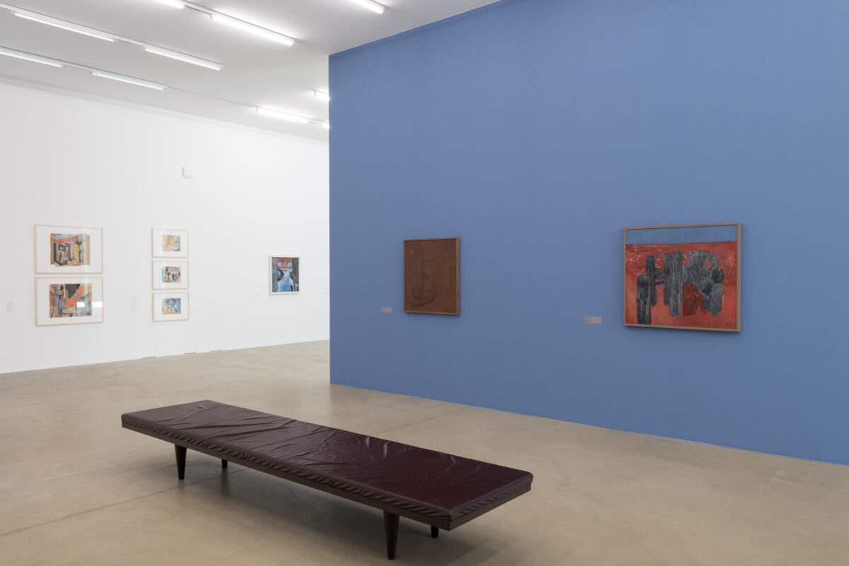 Ausstellungsansicht mit verschiedenen Kunstwerken im Aargauer Kunsthaus