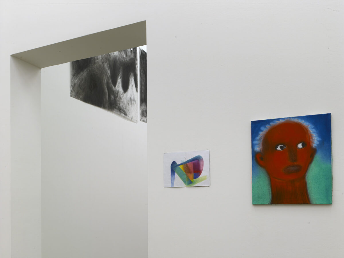 Ausstellungsansicht mit verschiedenen Kunstwerken im Aargauer Kunsthaus