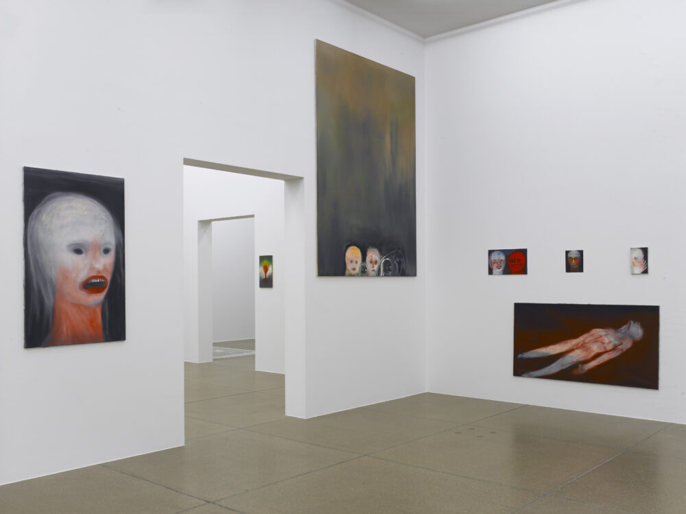 Ausstellungsansicht mit verschiedenen Kunstwerken im Aargauer Kunsthaus