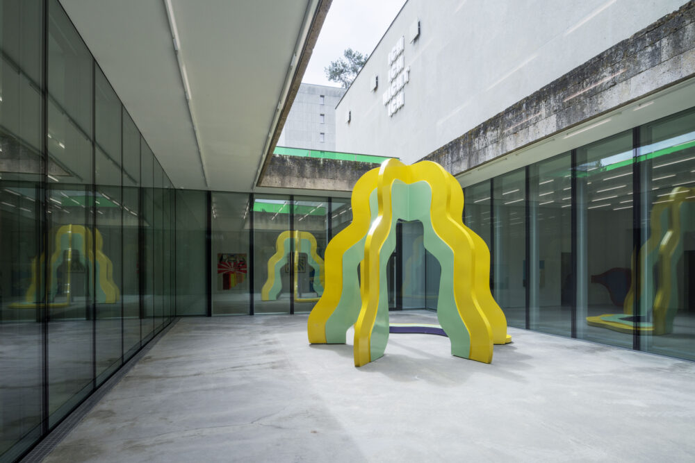 Ausstellungsansicht mit verschiedenen Kunstwerken im Aargauer Kunsthaus