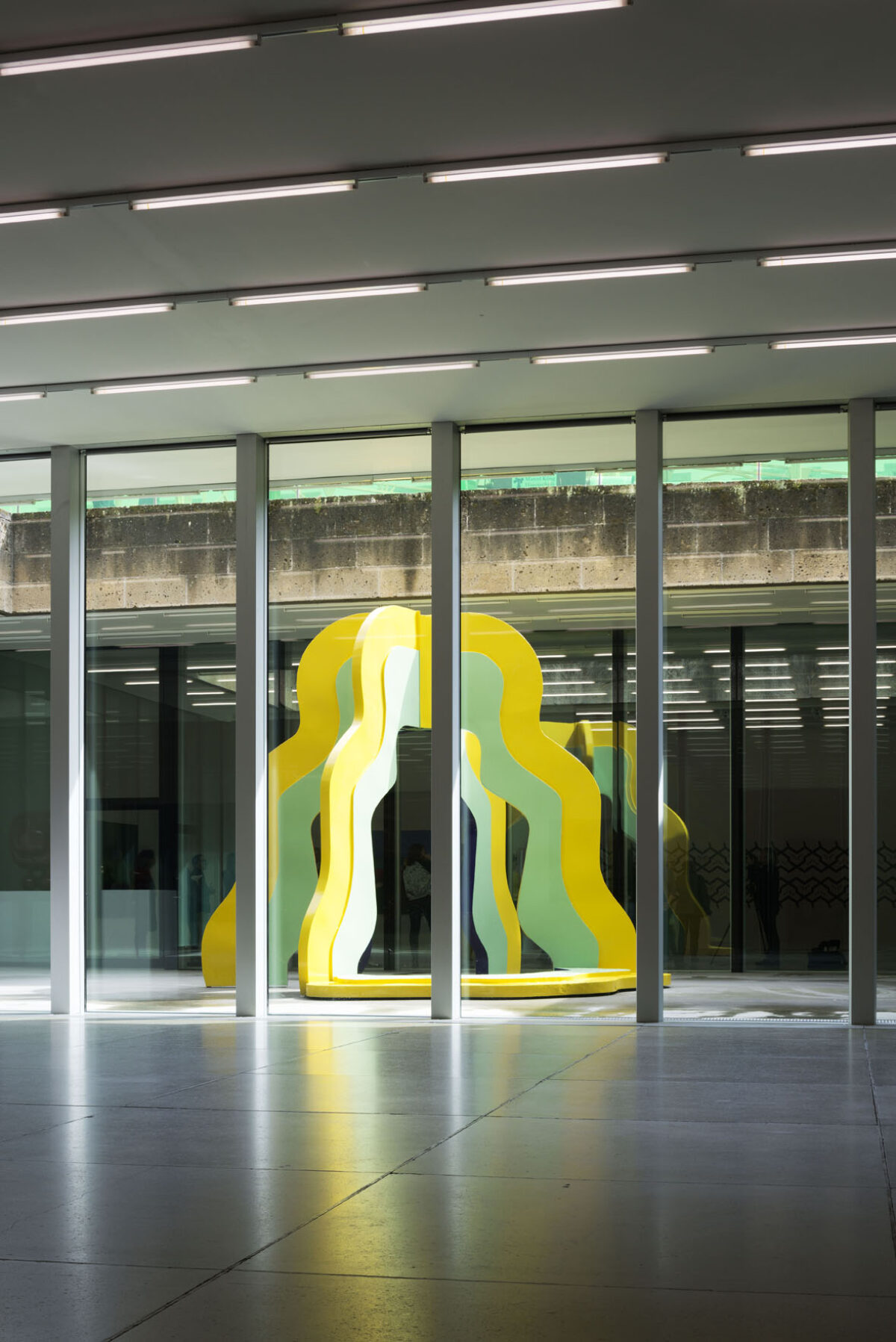 Ausstellungsansicht mit verschiedenen Kunstwerken im Aargauer Kunsthaus