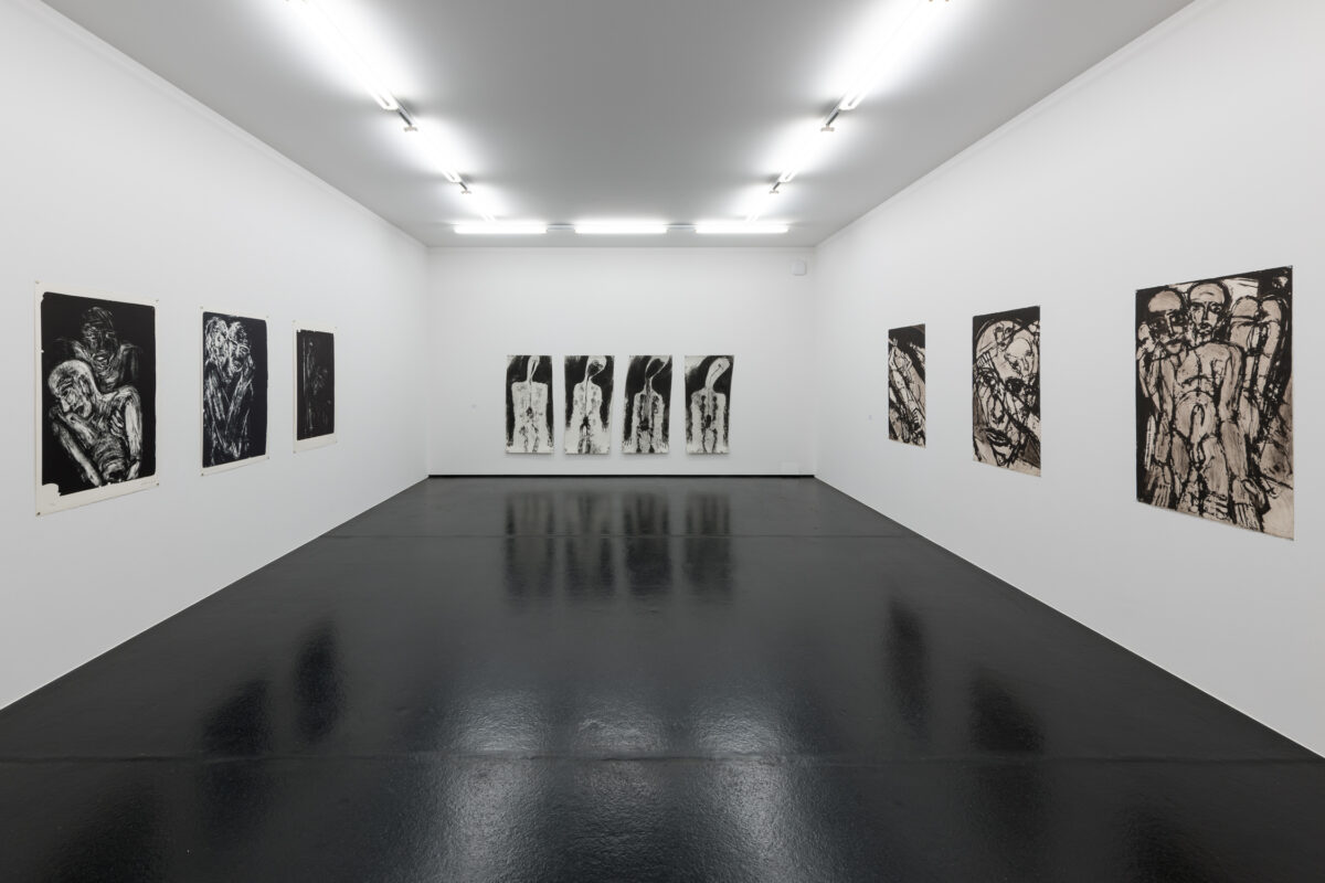 Ausstellungsansicht mit verschiedenen Kunstwerken im Aargauer Kunsthaus