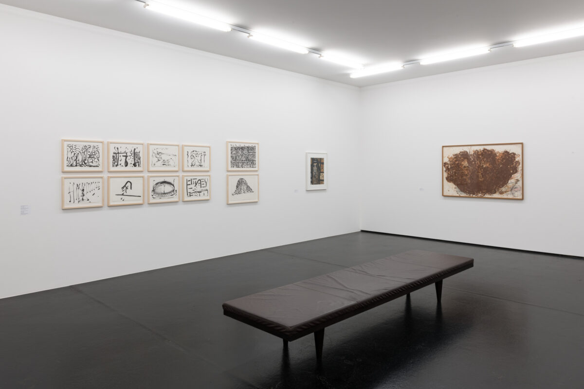 Ausstellungsansicht mit verschiedenen Kunstwerken im Aargauer Kunsthaus