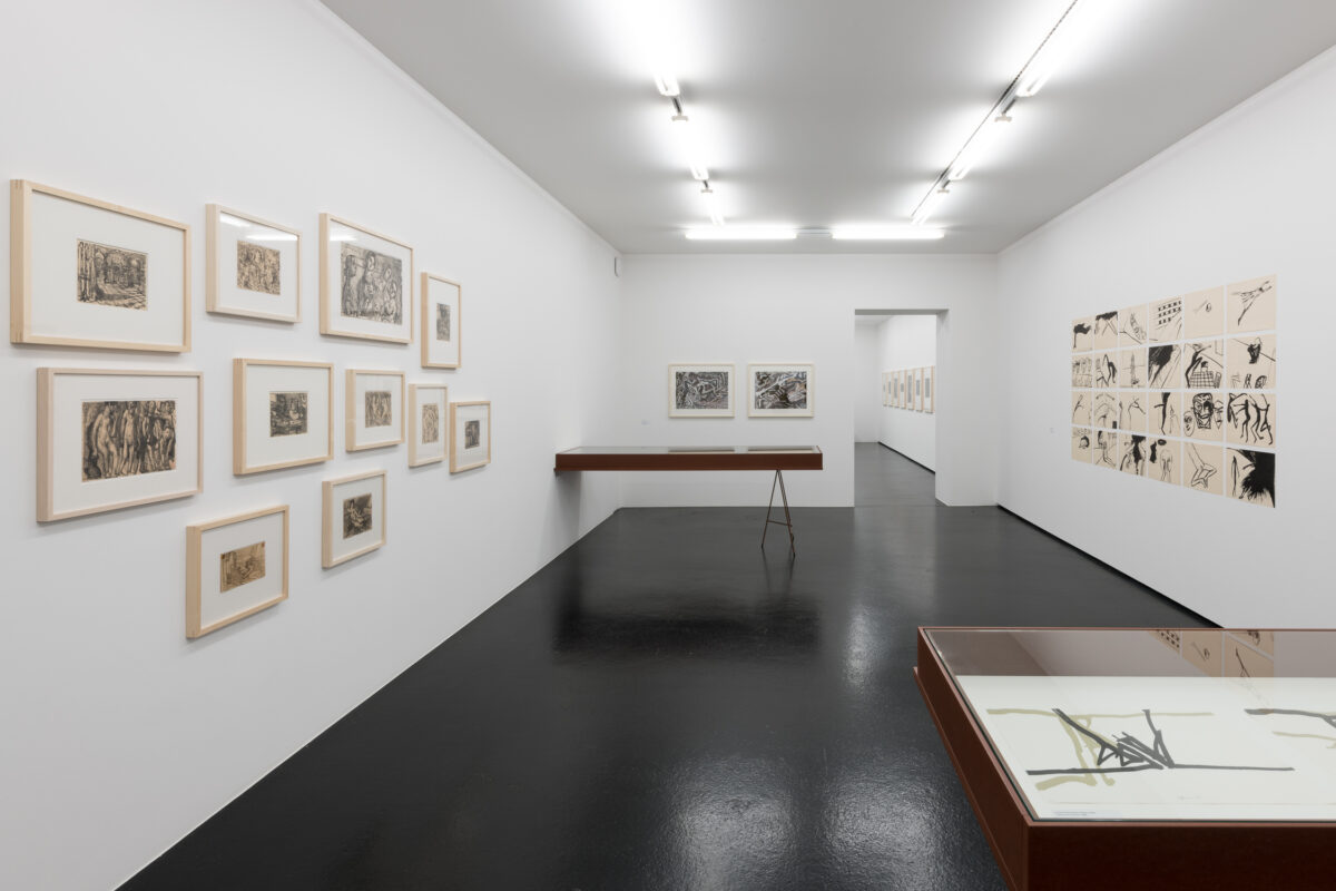 Ausstellungsansicht mit verschiedenen Kunstwerken im Aargauer Kunsthaus