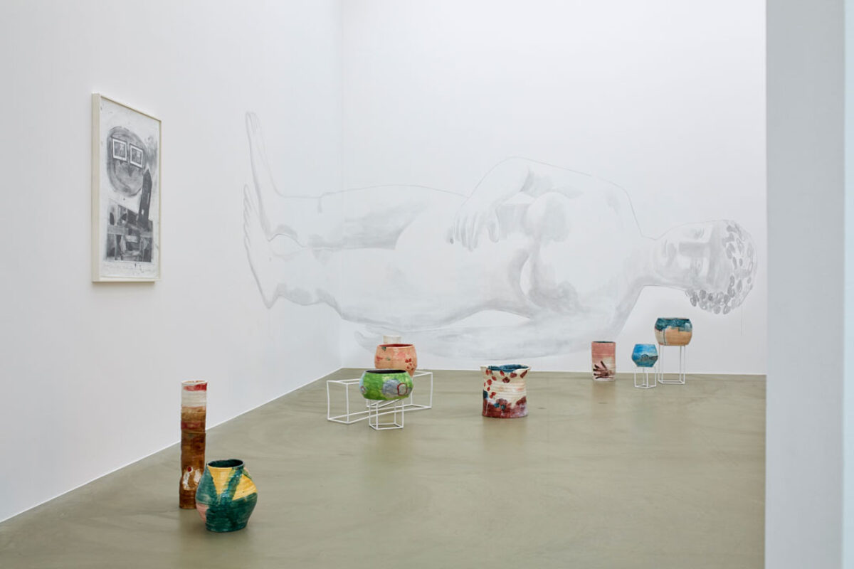 Ausstellungsansicht mit verschiedenen Kunstwerken im Aargauer Kunsthaus