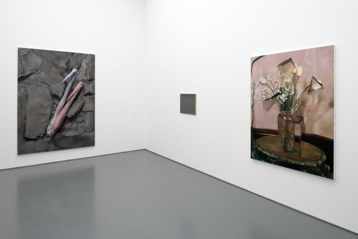 Ausstellungsansicht mit verschiedenen Kunstwerken im Aargauer Kunsthaus