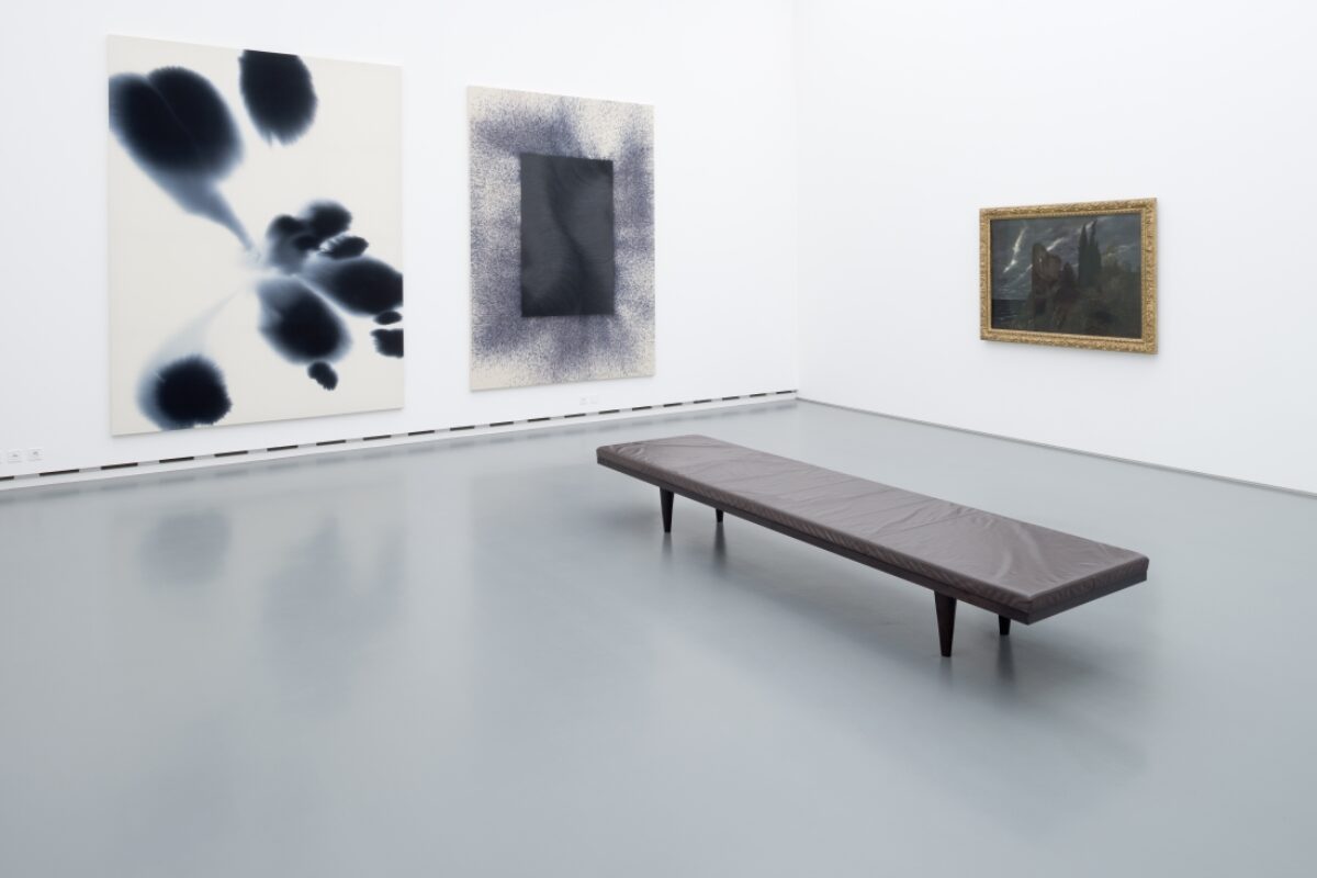 Ausstellungsansicht mit verschiedenen Kunstwerken im Aargauer Kunsthaus