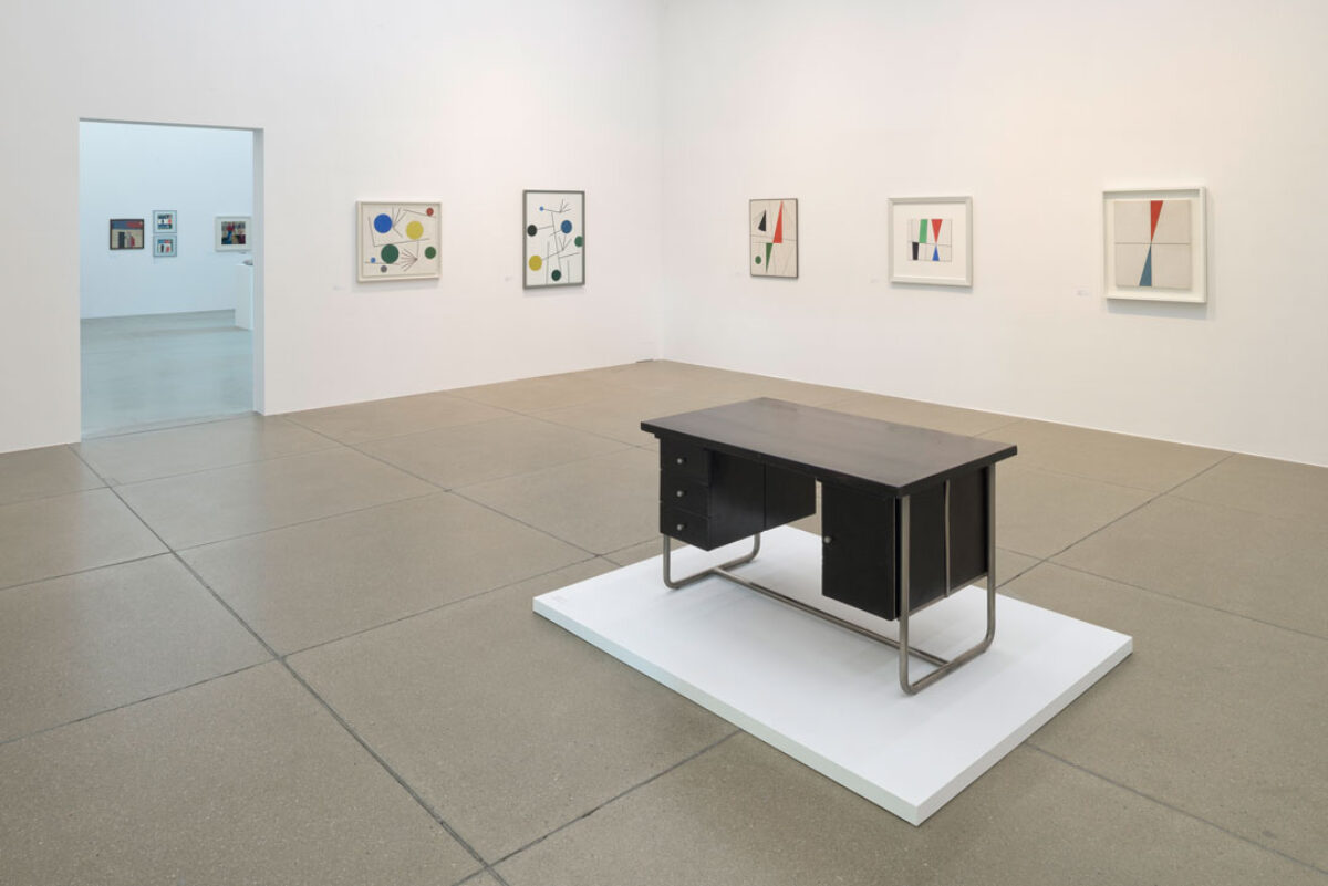 Ausstellungsansicht mit verschiedenen Kunstwerken im Aargauer Kunsthaus