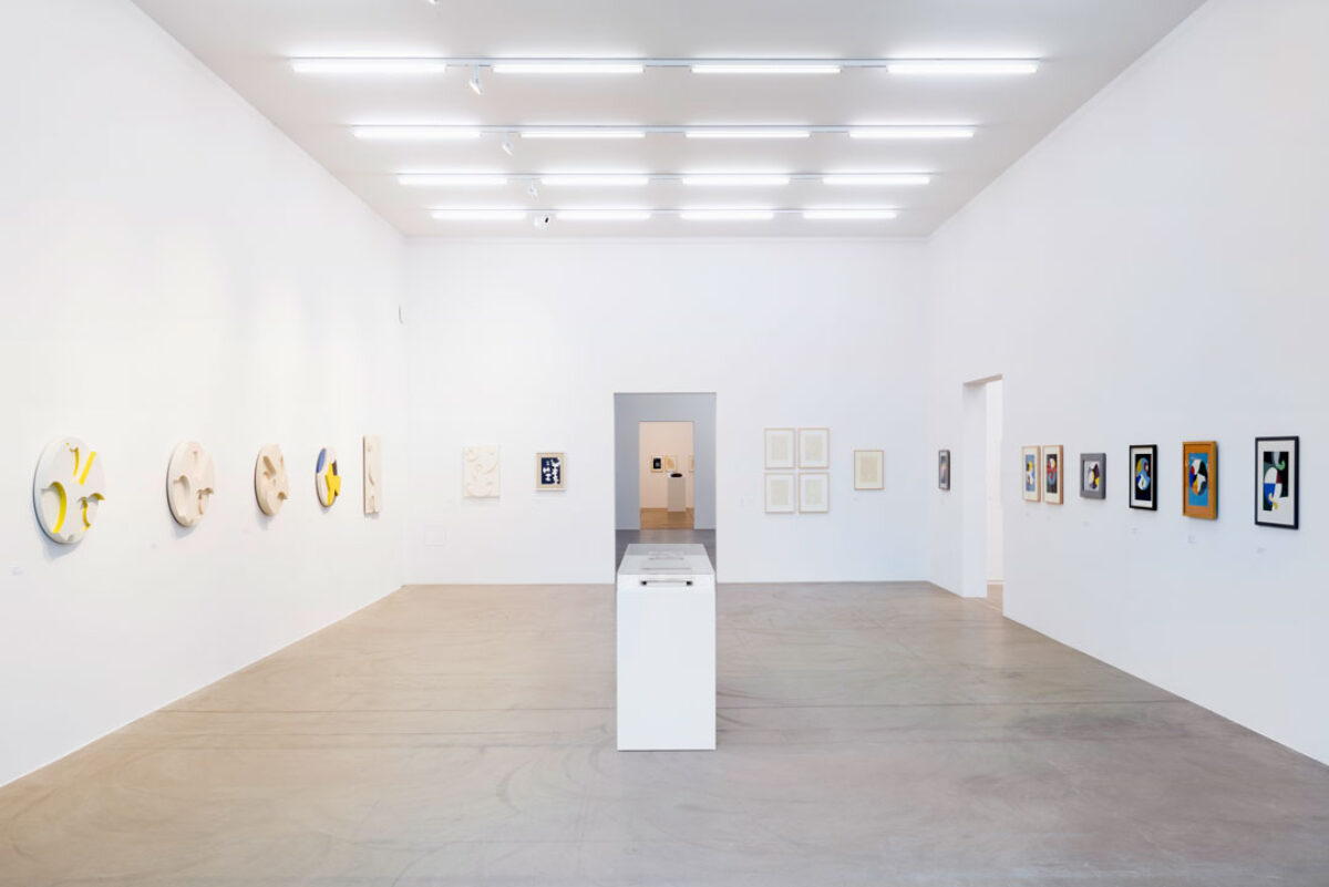 Ausstellungsansicht mit verschiedenen Kunstwerken im Aargauer Kunsthaus