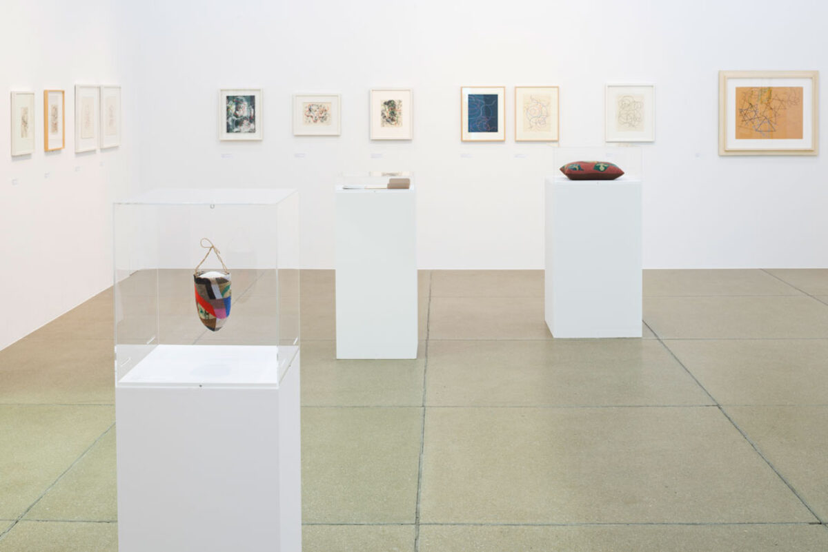 Ausstellungsansicht mit verschiedenen Kunstwerken im Aargauer Kunsthaus