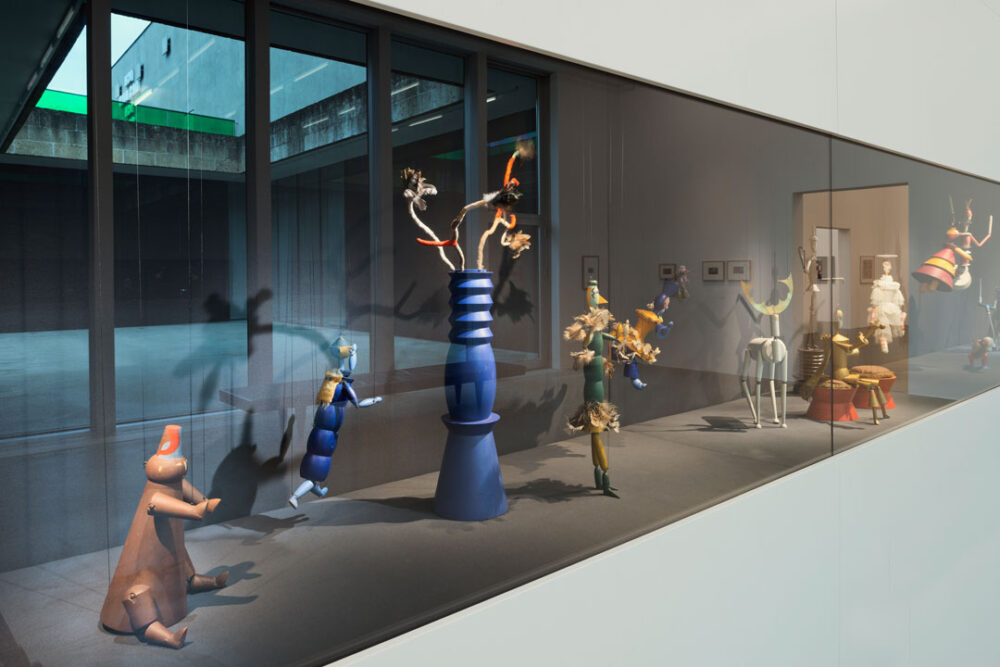 Ausstellungsansicht mit verschiedenen Kunstwerken im Aargauer Kunsthaus