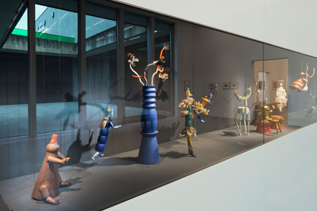 Ausstellungsansicht mit verschiedenen Kunstwerken im Aargauer Kunsthaus