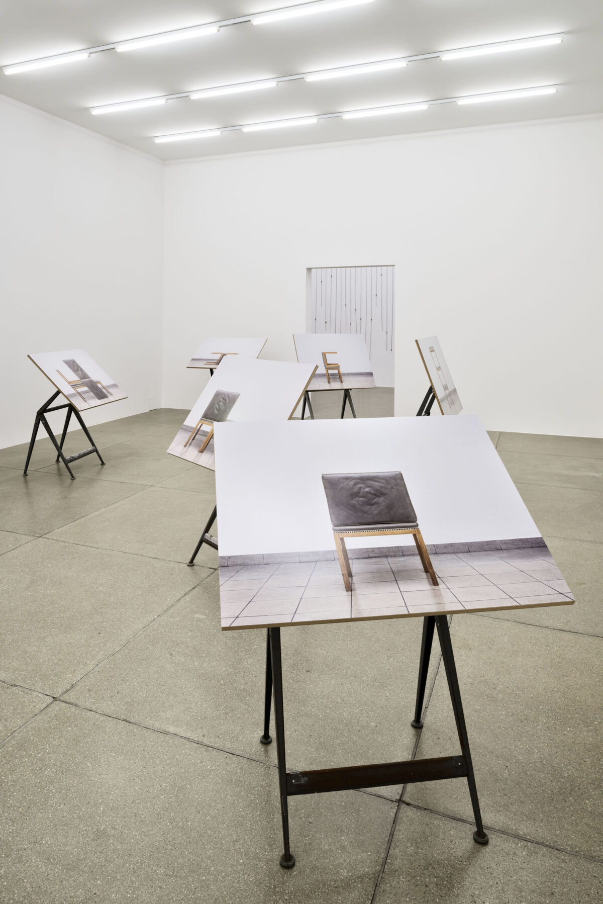 Ausstellungsansicht mit verschiedenen Kunstwerken im Aargauer Kunsthaus