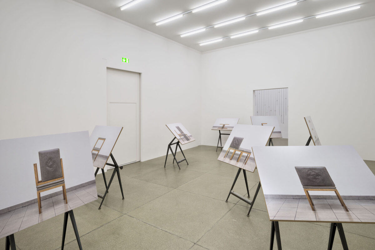 Ausstellungsansicht mit verschiedenen Kunstwerken im Aargauer Kunsthaus