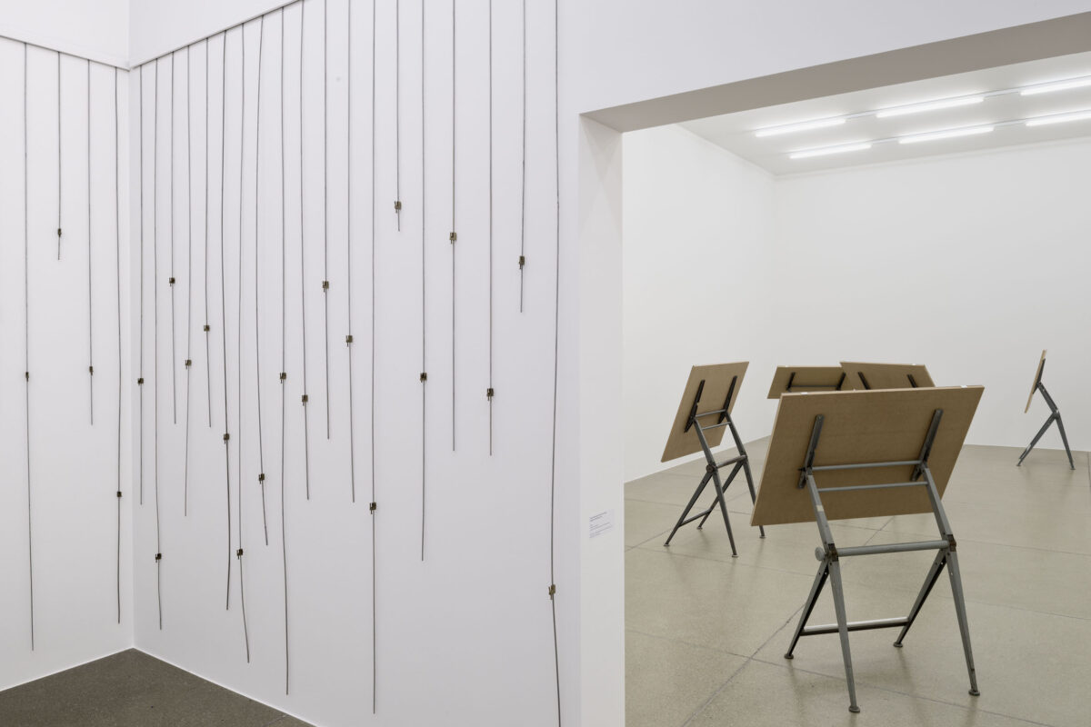 Ausstellungsansicht mit verschiedenen Kunstwerken im Aargauer Kunsthaus