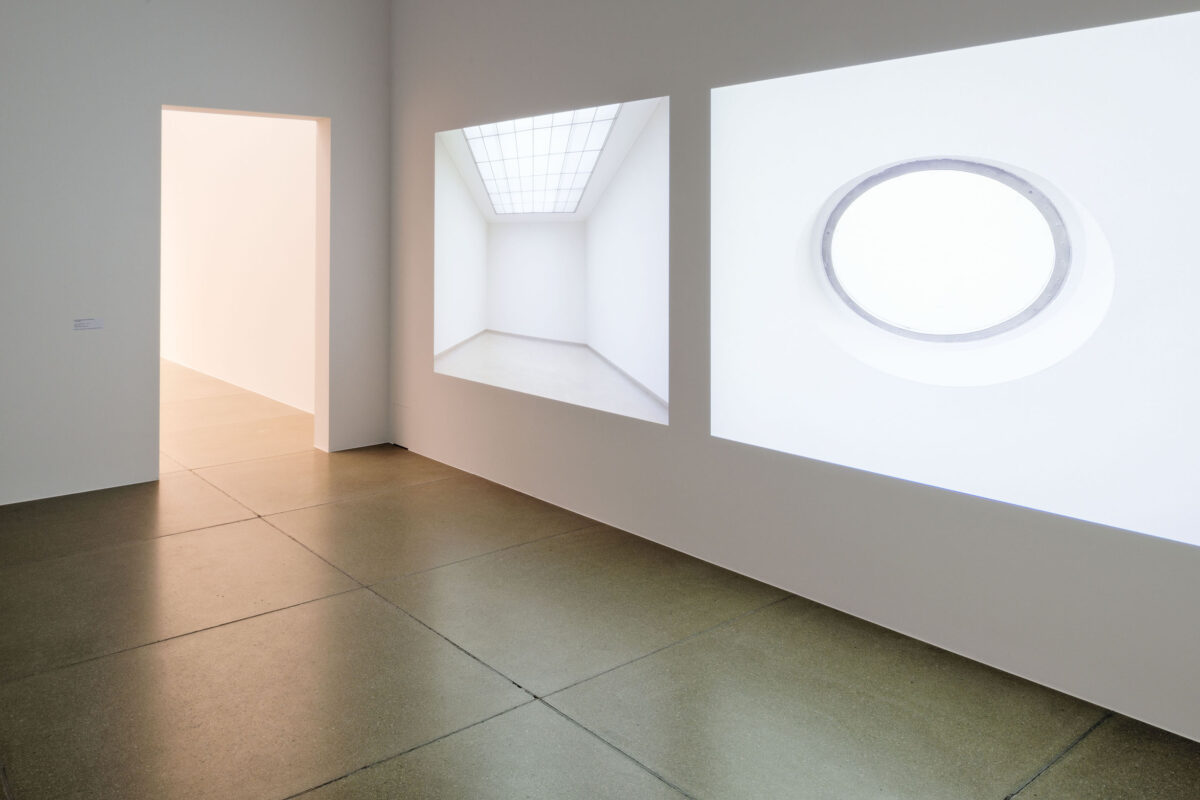 Ausstellungsansicht mit verschiedenen Kunstwerken im Aargauer Kunsthaus