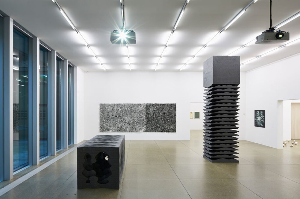 Ausstellungsansicht mit verschiedenen Kunstwerken im Aargauer Kunsthaus