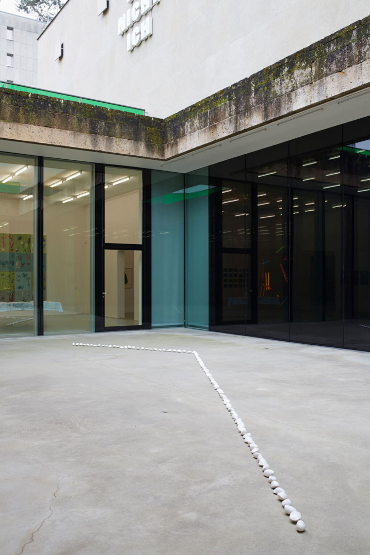 Ausstellungsansicht mit verschiedenen Kunstwerken im Aargauer Kunsthaus