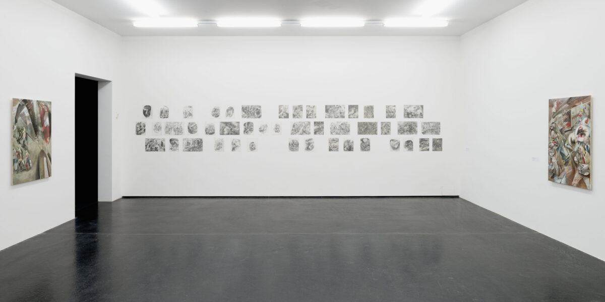 Ausstellungsansicht mit verschiedenen Kunstwerken im Aargauer Kunsthaus