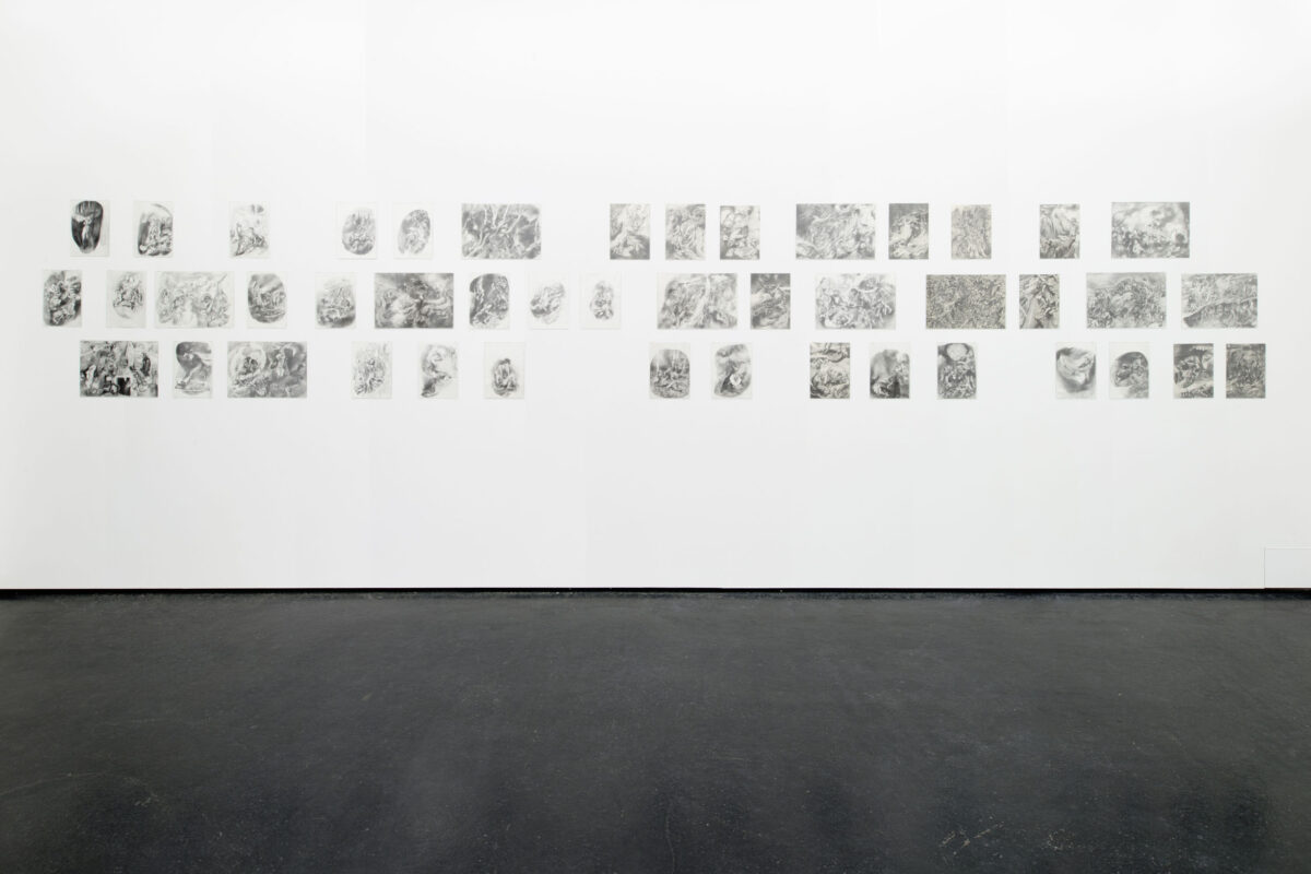 Ausstellungsansicht mit verschiedenen Kunstwerken im Aargauer Kunsthaus