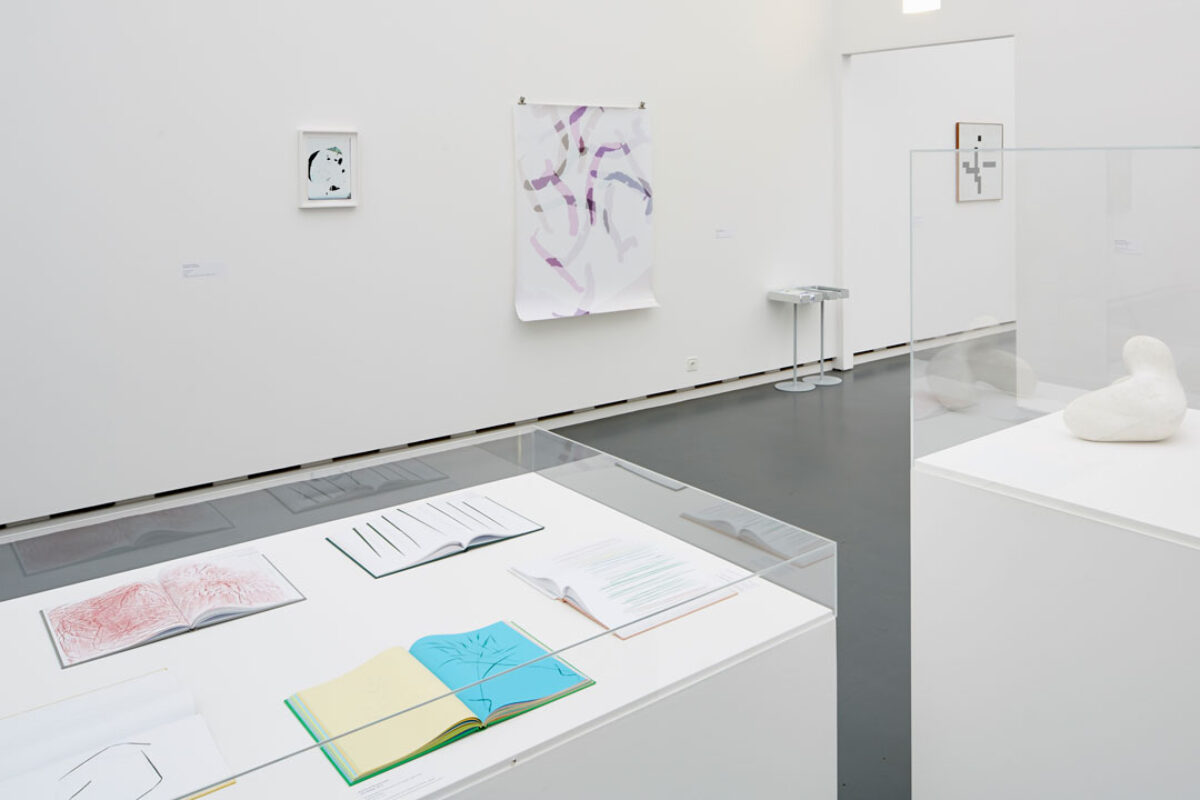 Ausstellungsansicht mit verschiedenen Kunstwerken im Aargauer Kunsthaus