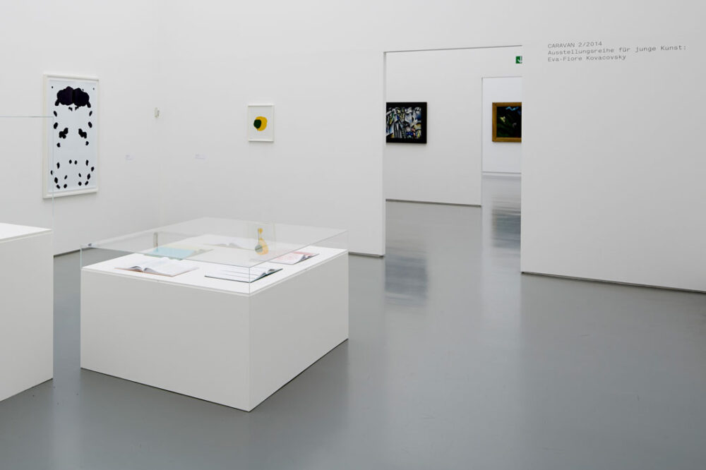 Ausstellungsansicht mit verschiedenen Kunstwerken im Aargauer Kunsthaus