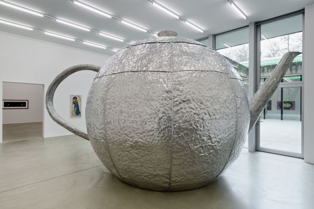 Ausstellungsansicht mit verschiedenen Kunstwerken im Aargauer Kunsthaus